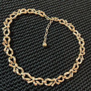 Vintage Crown Trifari 1960’s Gold Tone Ribbon & Bowl Links Choker Necklace Trifa